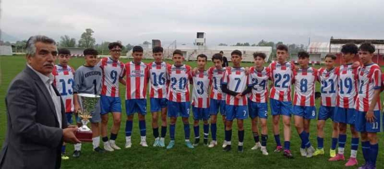 Kıbrıscıkspor U-15’te namağlup şampiyon oldu