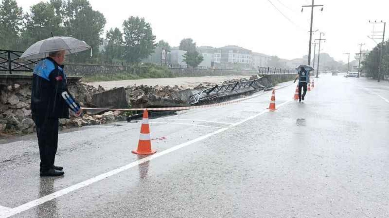 Deprem değil sel yolu bu hale getirdi