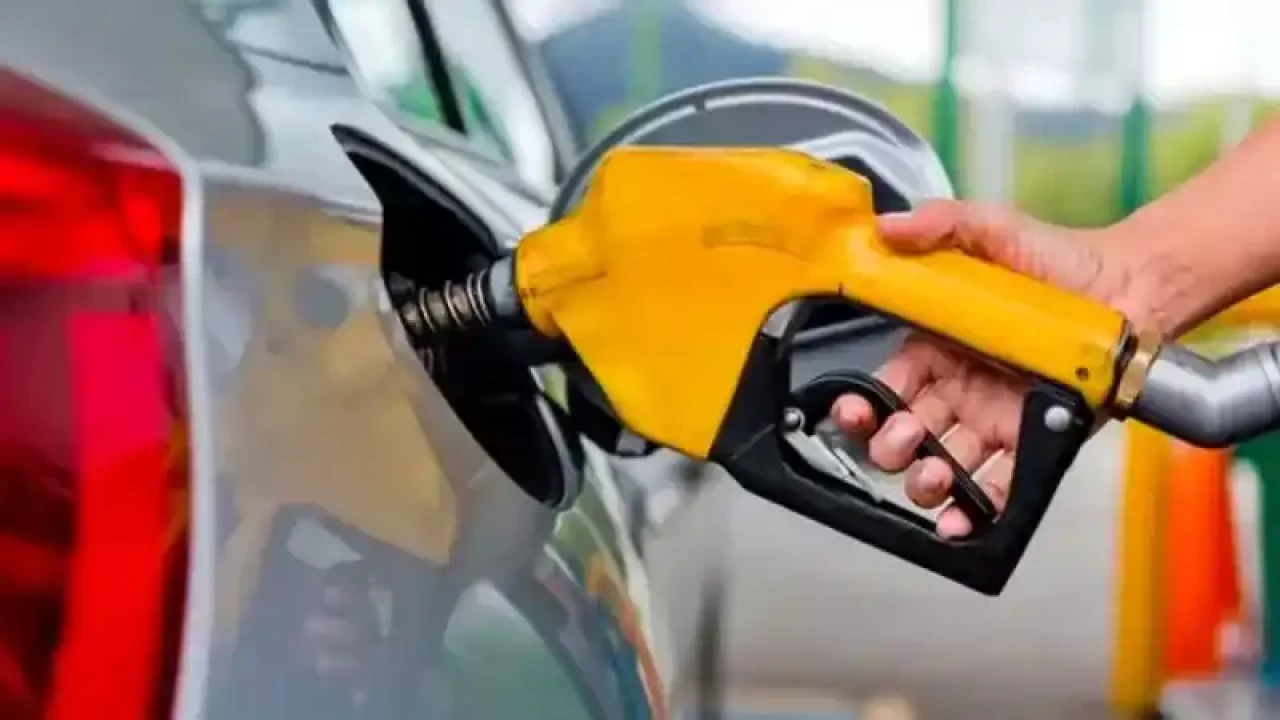 Akaryakıtta zam yağmuru durmuyor! Motorinin litre fiyatı benzine yaklaşıyor