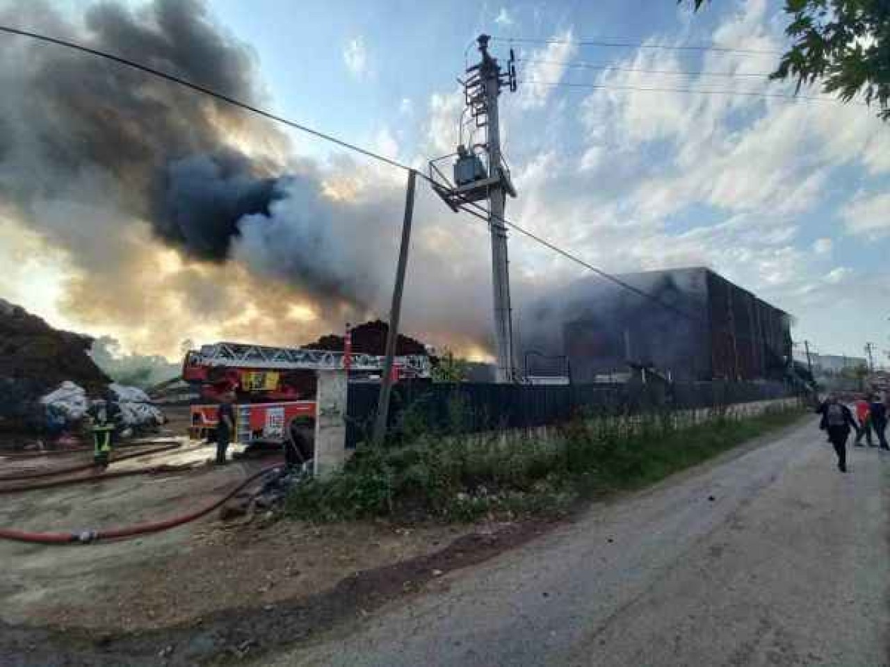 Kocaeli’de geri dönüşüm fabrikasında yangın
