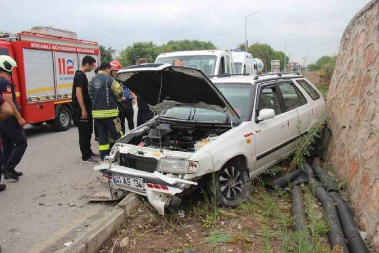 Kamyonetle çarpışan otomobil savruldu, sürücü sıkıştı
