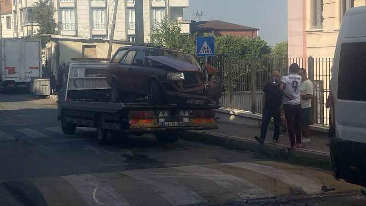 Freni tutmayan otomobil servis aracına çarptı: 6 yaralı