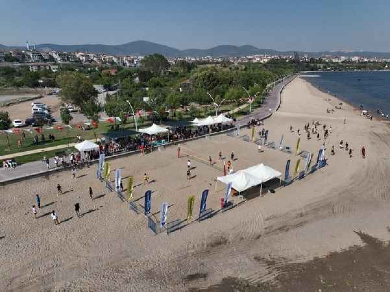 Derince'de plaj voleybolu turnuvası kıyasıya mücadele ile başladı