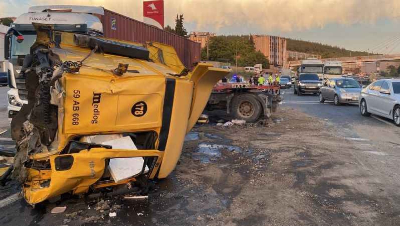 Kocaeli’de tırın kupası koptu: 1’i ağır 2 yaralı
