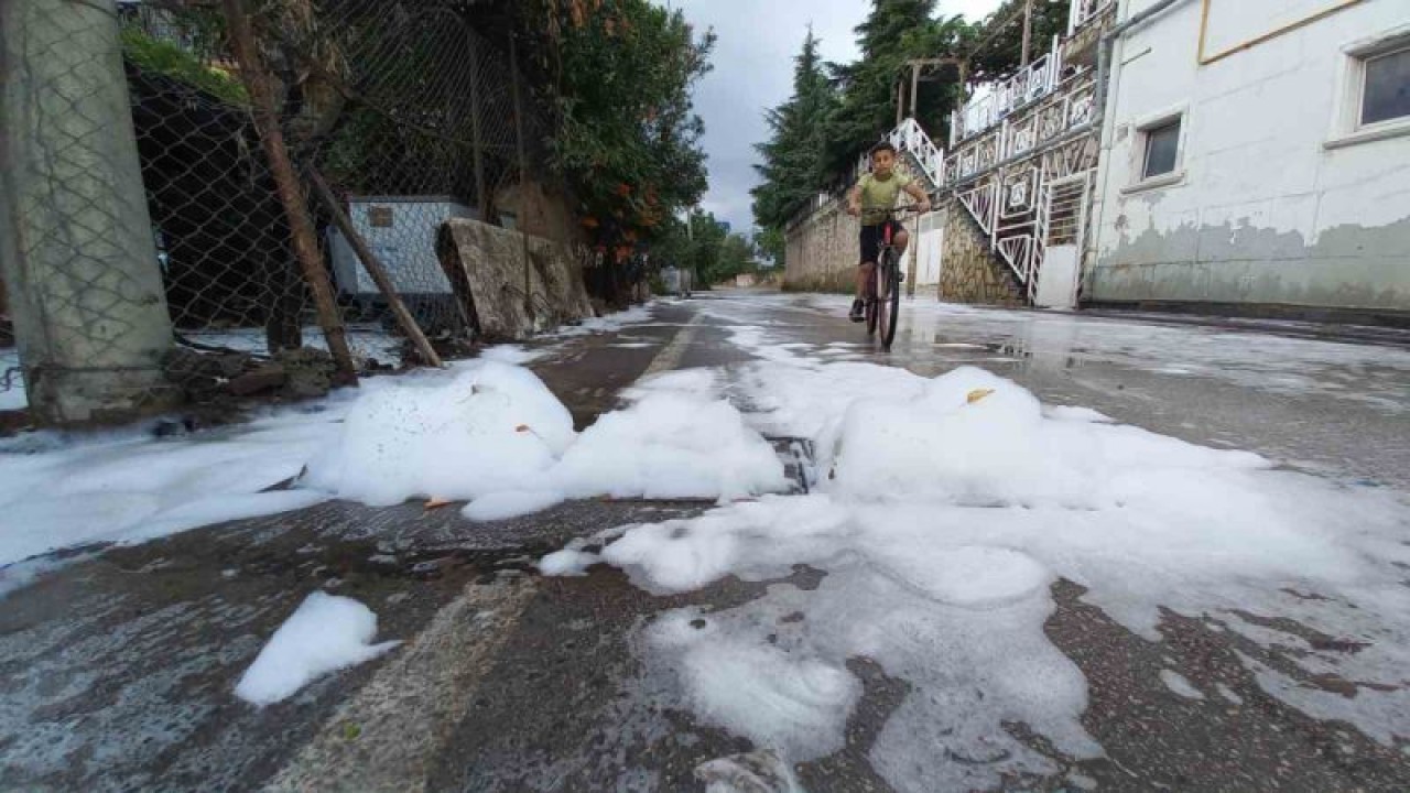 O cadde yine köpükle kaplandı
