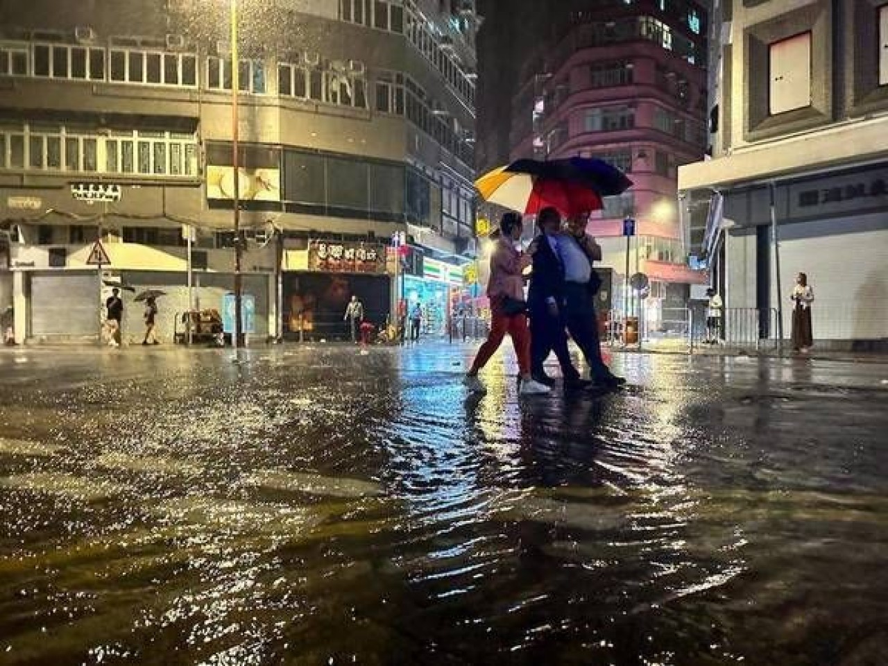 Hong Kong'da Tarihi Yağış Hayatı Felç Etti