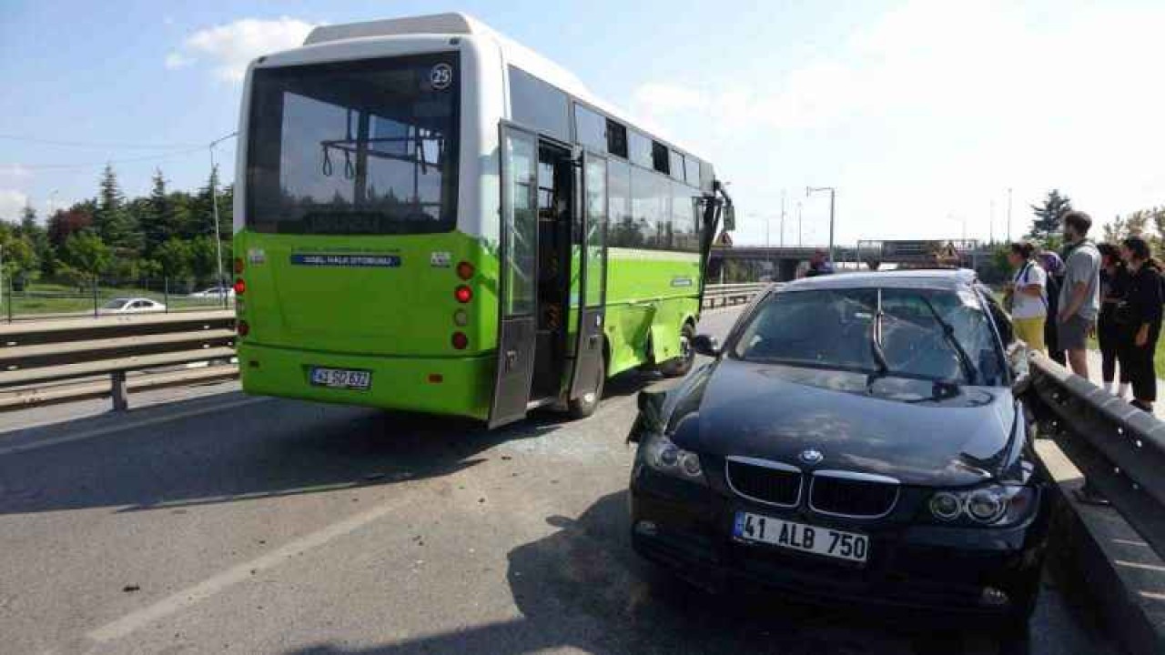 Kocaeli'de Otomobil ile Halk Otobüsü Çarpıştı 3 Yaralı var