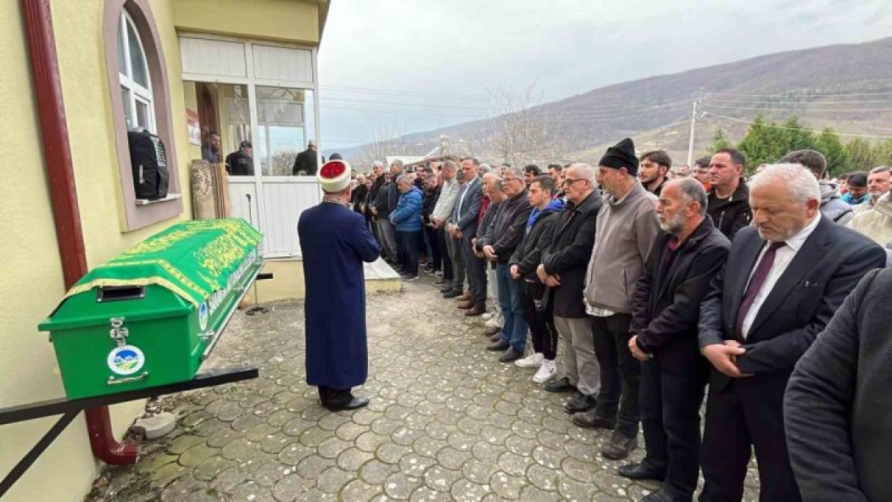 Sakarya'da Kamyon Ve Otomobilin Çapışması Sonucu 2 Genç Hayatını Kaybetti 7