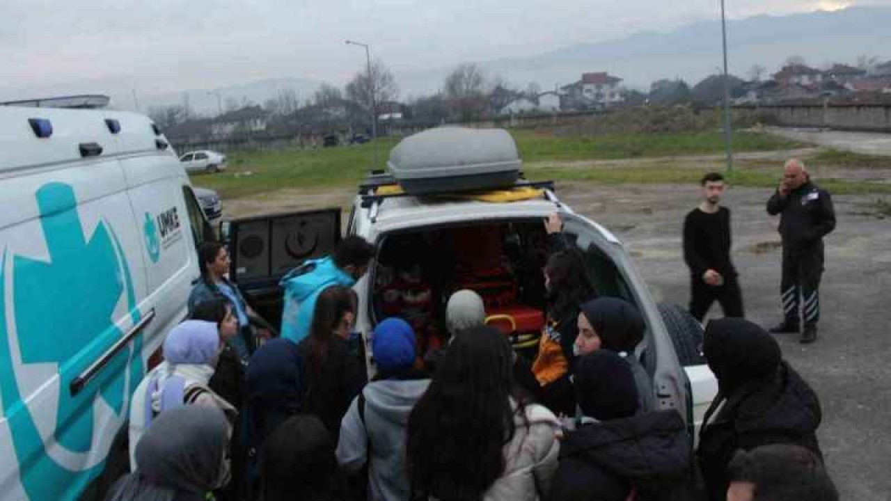 Düzce Üniversitesi Paramedik Öğrencileri, Ambulansları İnceledi 2