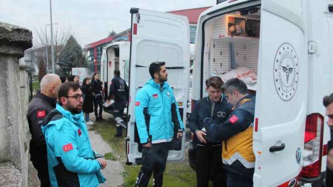 Düzce Üniversitesi Paramedik Öğrencileri, Ambulansları İnceledi 3