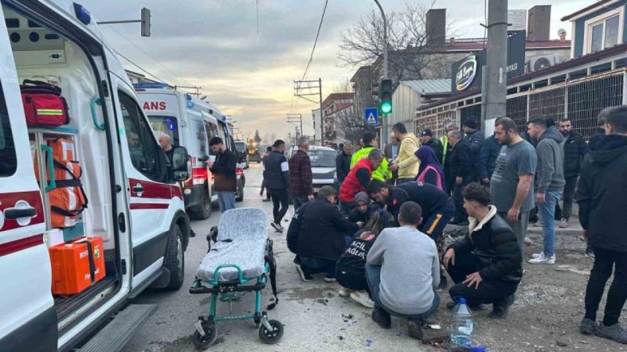 Sakarya'da Ticari Araçla Motosiklet Çarpıştı: 2 Yaralı 4