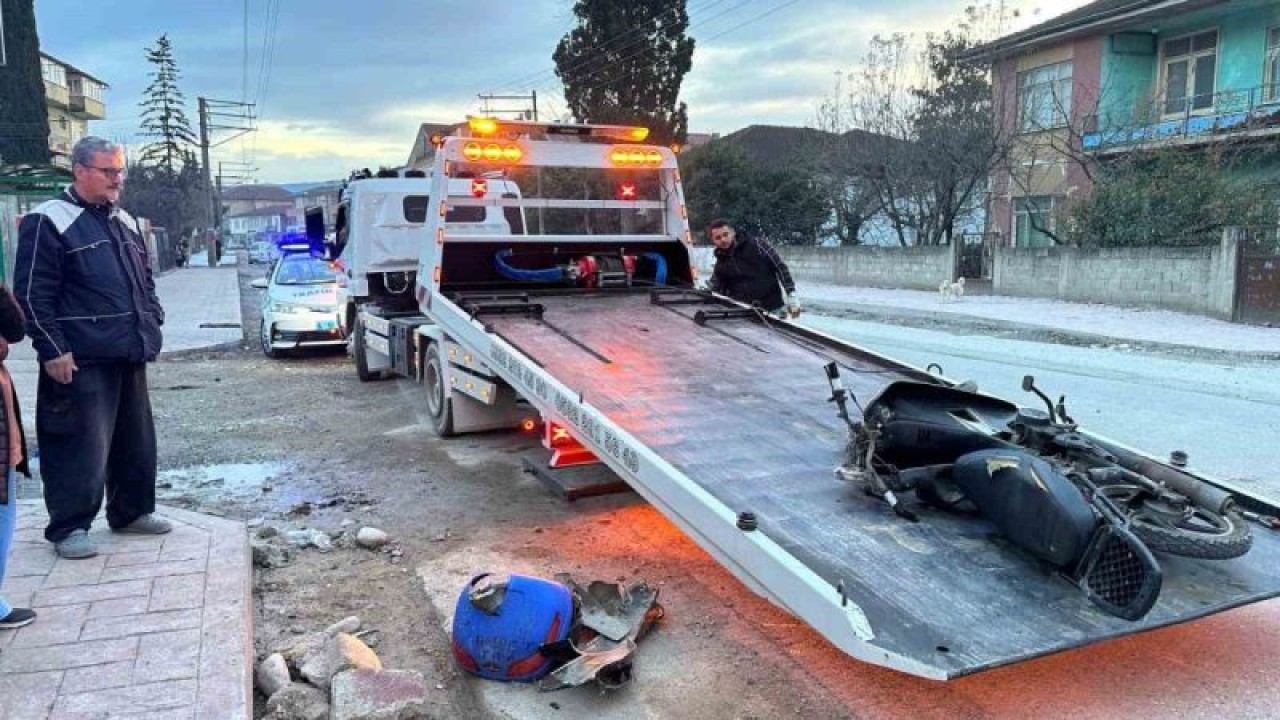 Sakarya'da Ticari Araçla Motosiklet Çarpıştı: 2 Yaralı 2