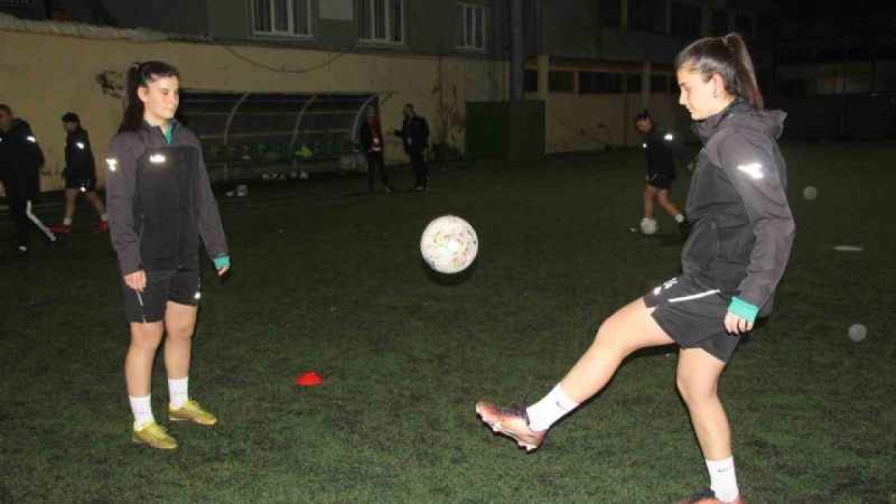 Kocaeli Kadın Futbol Takımı'nın Tek Yumurta İkizi Futbolcuları, Attığı Goller, Gördüğü Kartlar Bile Karıştırılıyor 11