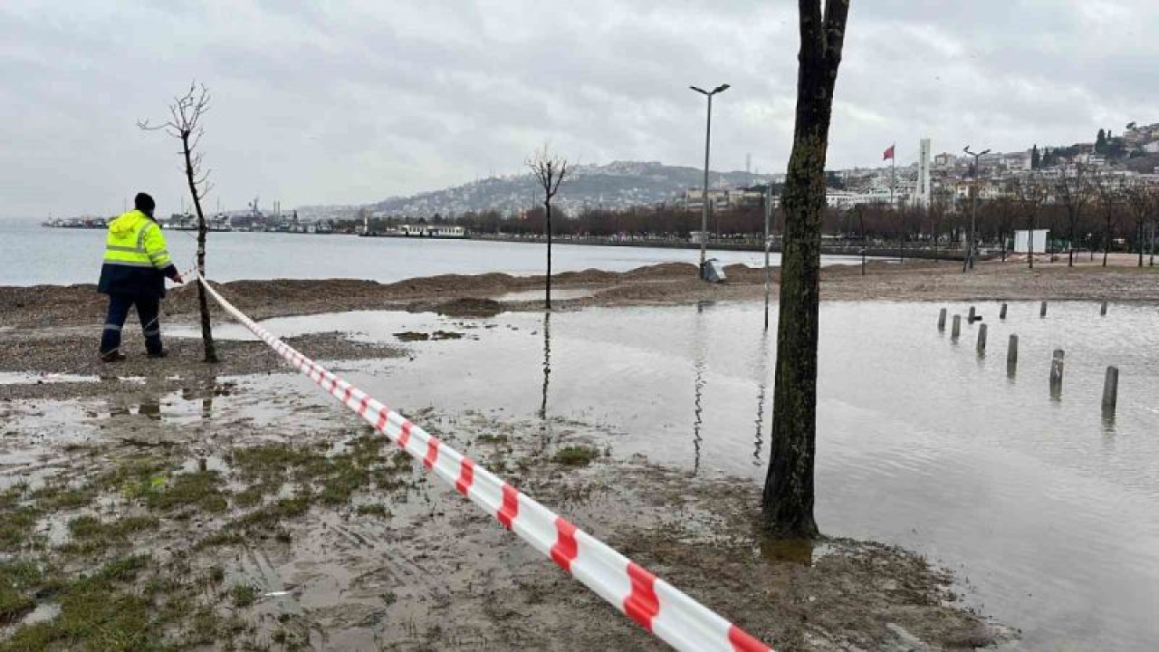 İzmit Körfez’inde Kuvvetli Rüzgar Nedeniyle Otoparkı Su Bastı! 4