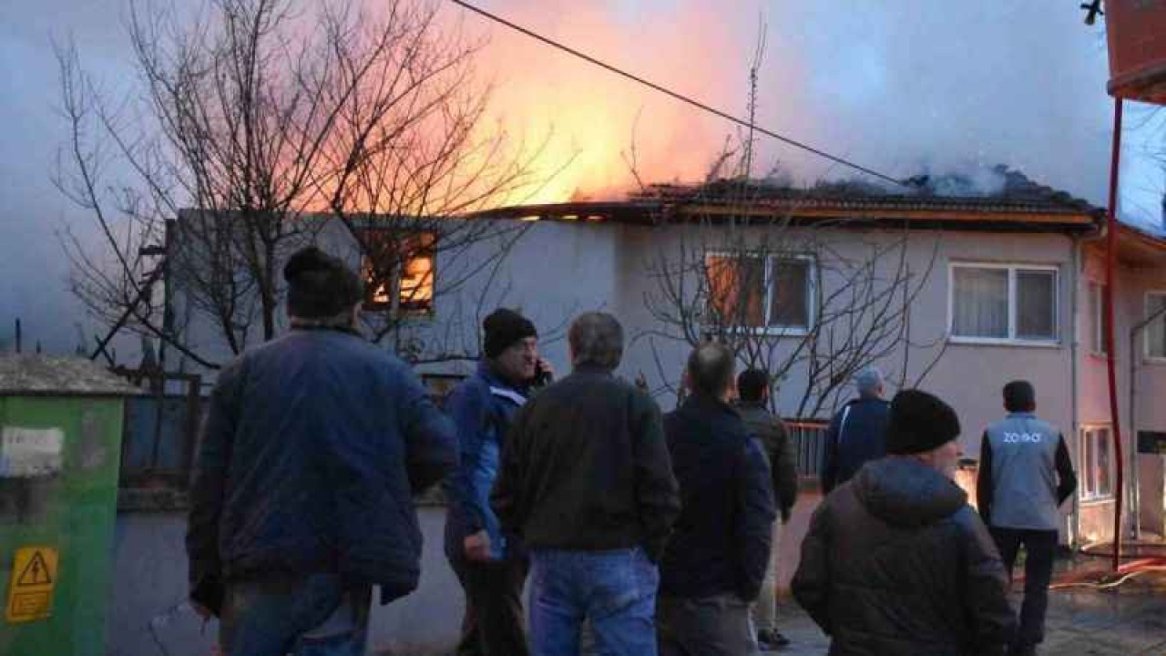 Sakarya’nın Hendek İçesinde İki Katlı Ev Alev Topuna Döndü! 6