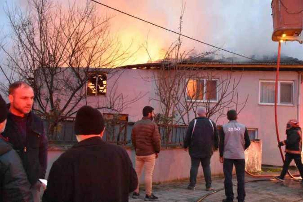 Sakarya’nın Hendek İçesinde İki Katlı Ev Alev Topuna Döndü! 3