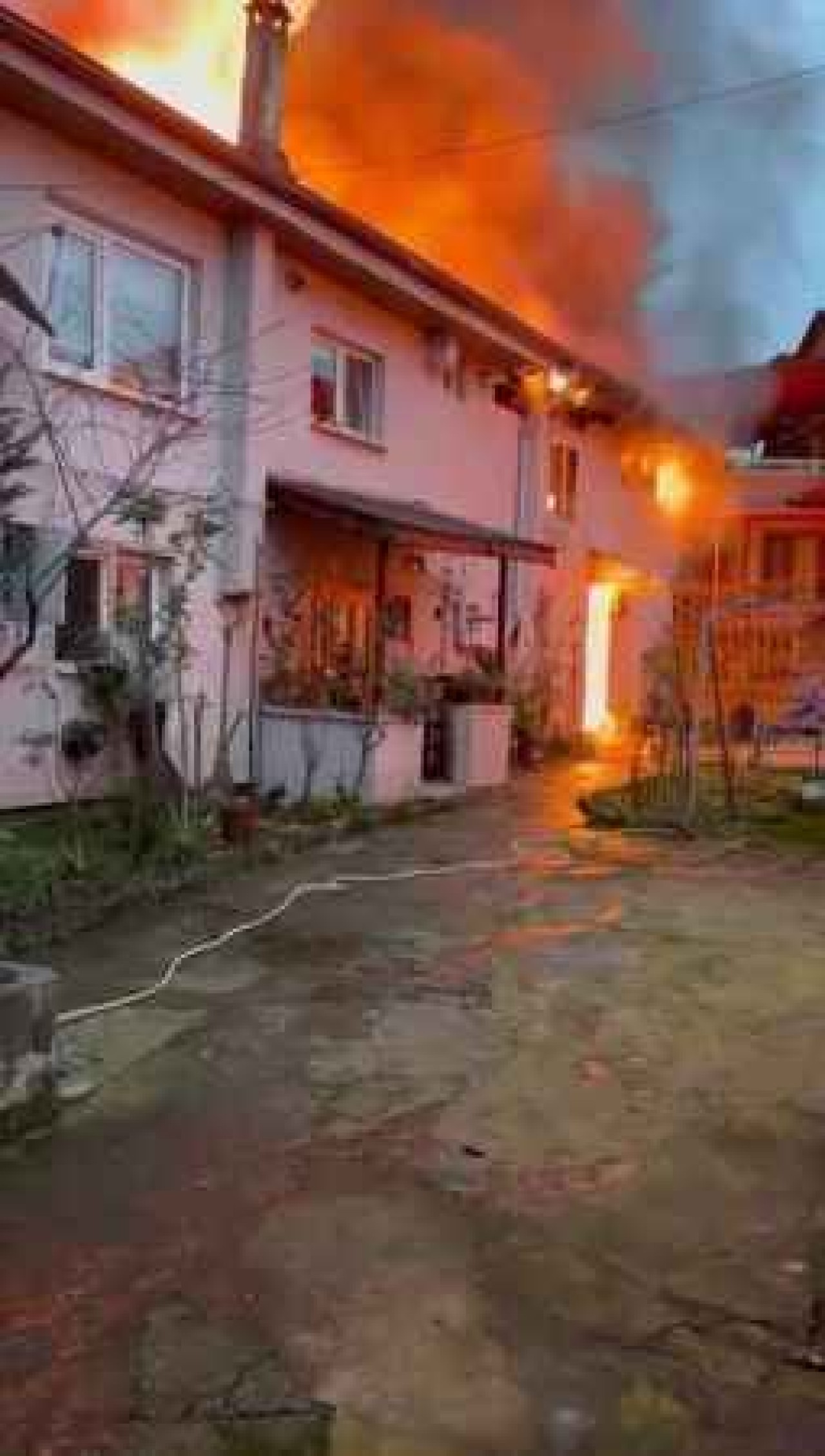 Sakarya’nın Hendek İçesinde İki Katlı Ev Alev Topuna Döndü! 4