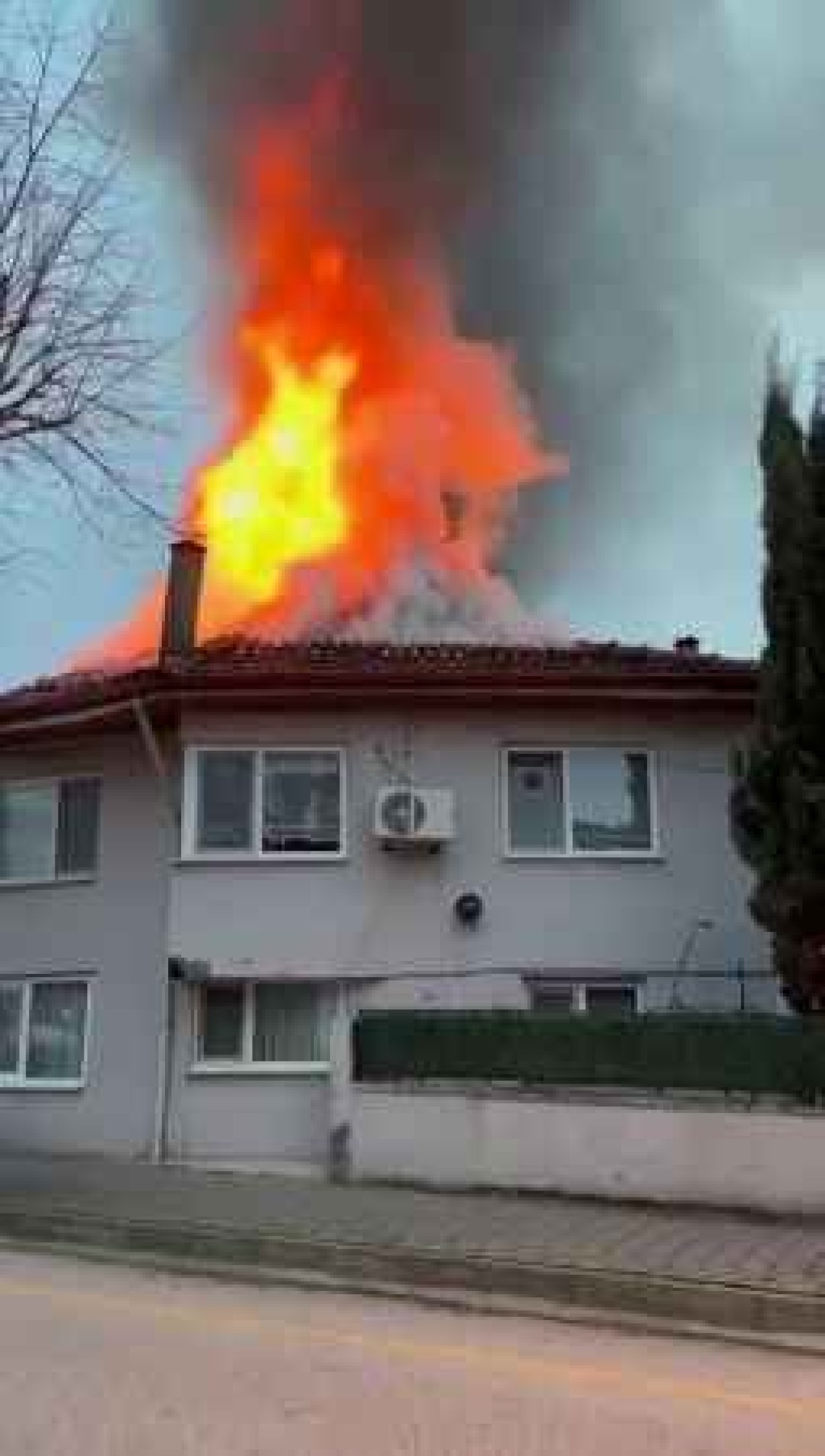 Sakarya’nın Hendek İçesinde İki Katlı Ev Alev Topuna Döndü! 5