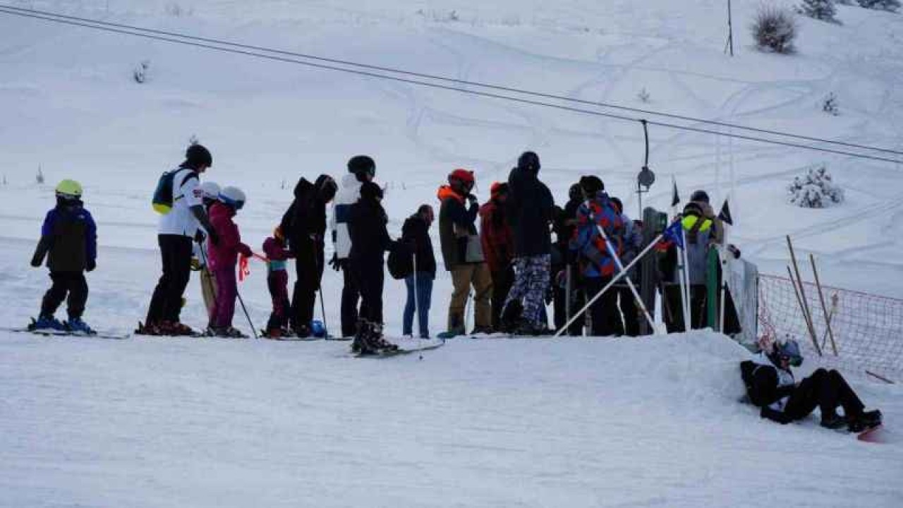 Son Yağan Karla Birlikte Kayak Tutkunları Pistleri Doldurdu! 7