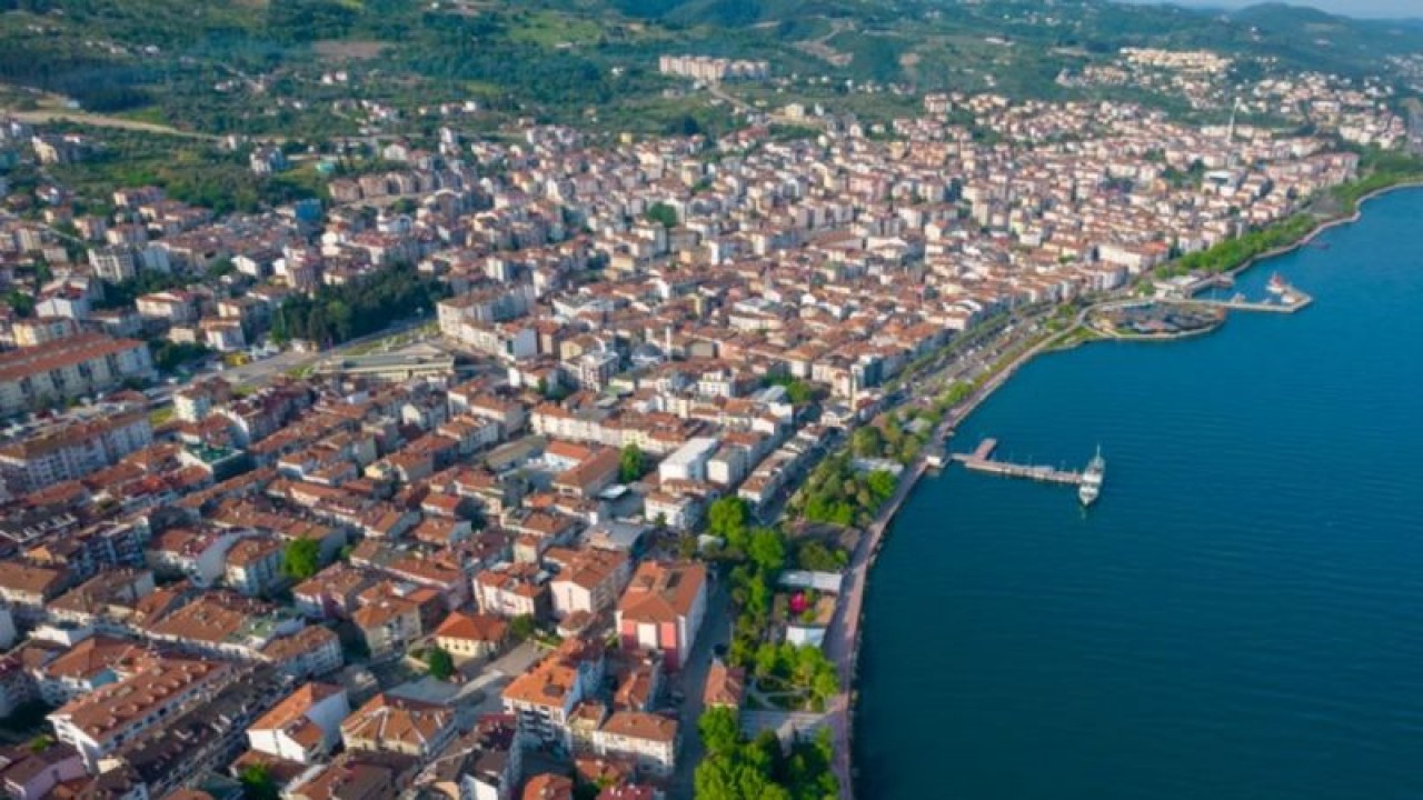 Kocaeli'deki Fabrikada Alışılmadık Renkli Dumanlar 