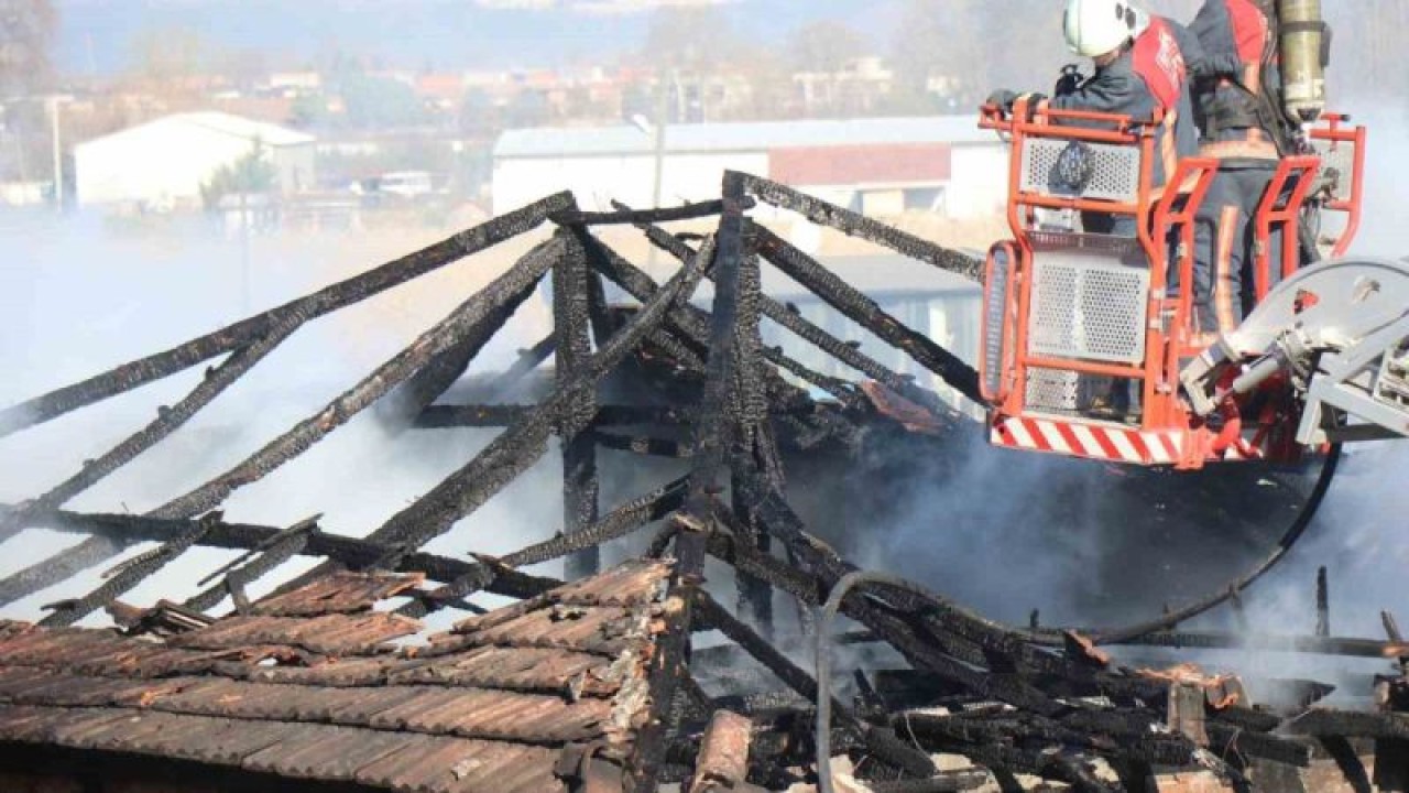 Sakarya'da İki Katlı Müstakil Ev Alevler İçinde Yandı 2