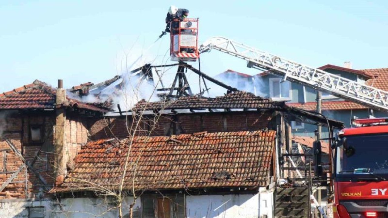 Sakarya'da İki Katlı Müstakil Ev Alevler İçinde Yandı 6