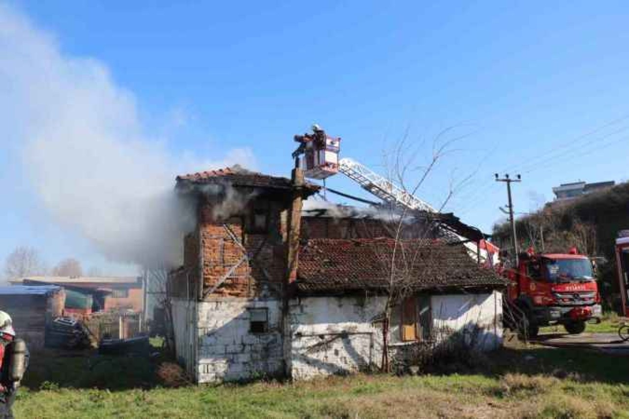 Sakarya'da İki Katlı Müstakil Ev Alevler İçinde Yandı 7