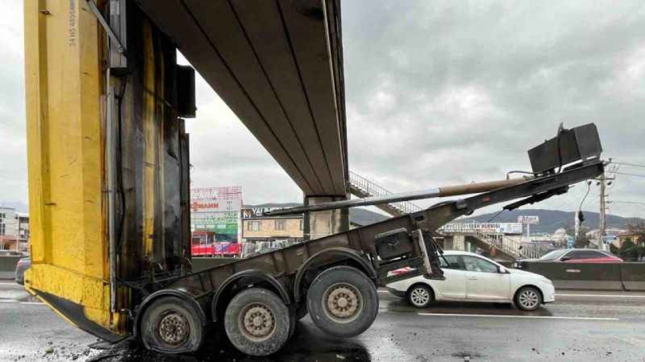 Kamyonun Açılan Damperi Üst Geçite Çarptı 2