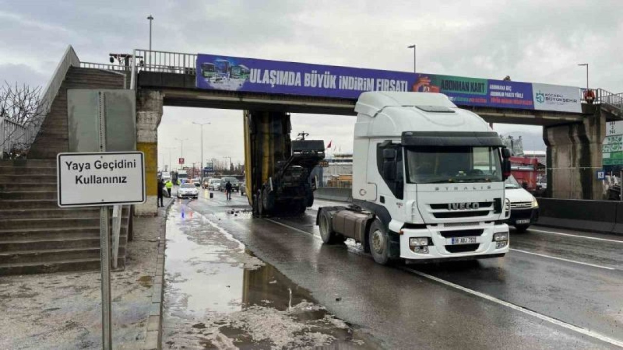 Kamyonun Açılan Damperi Üst Geçite Çarptı 6