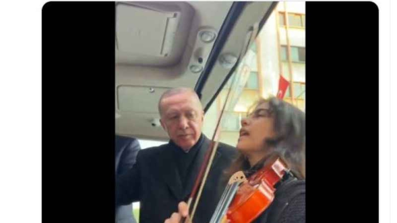 Cumhurbaşkanı Recep Tayyip Erdoğan, Denizli ziyareti sırasında bir konservatuar öğrencisiyle neşeli bir sohbet gerçekleştirdi