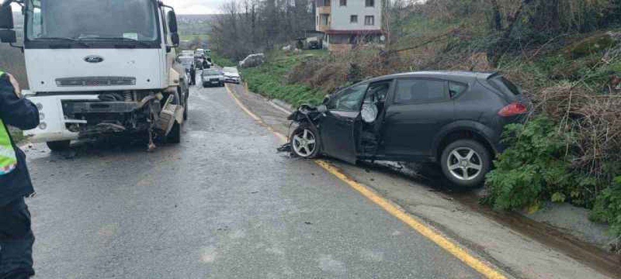 Sakarya'da Trafik Kazası: Araba Parçalandı!