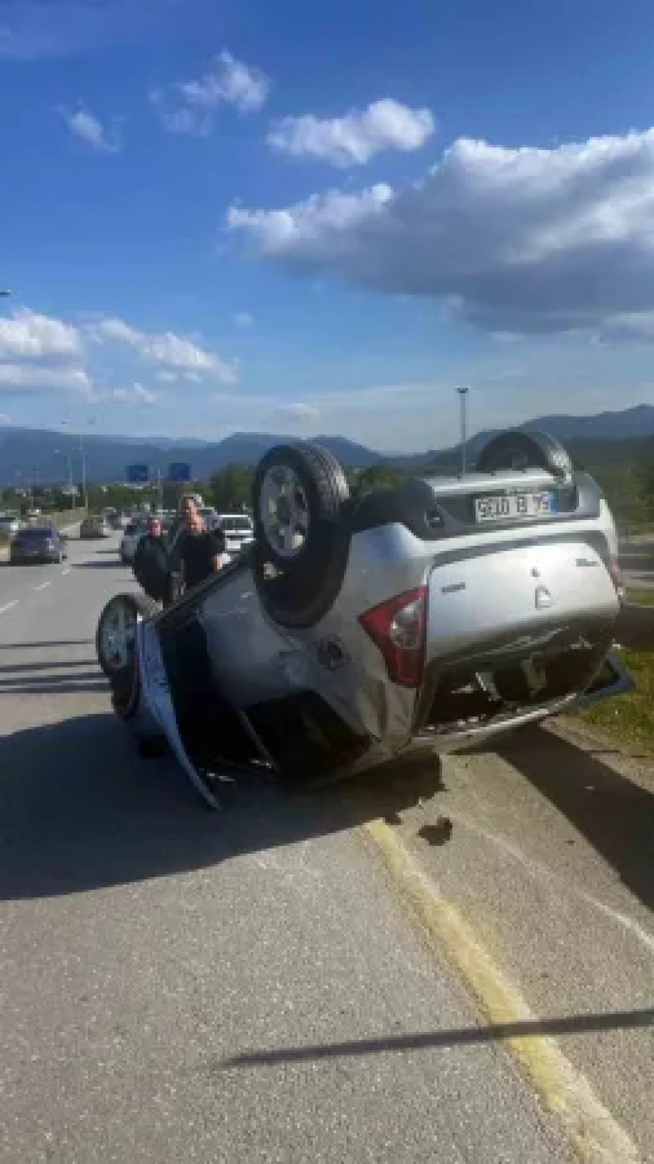 Sakarya Serdivan'da Araç Virajı Alamayıp Devrildi...