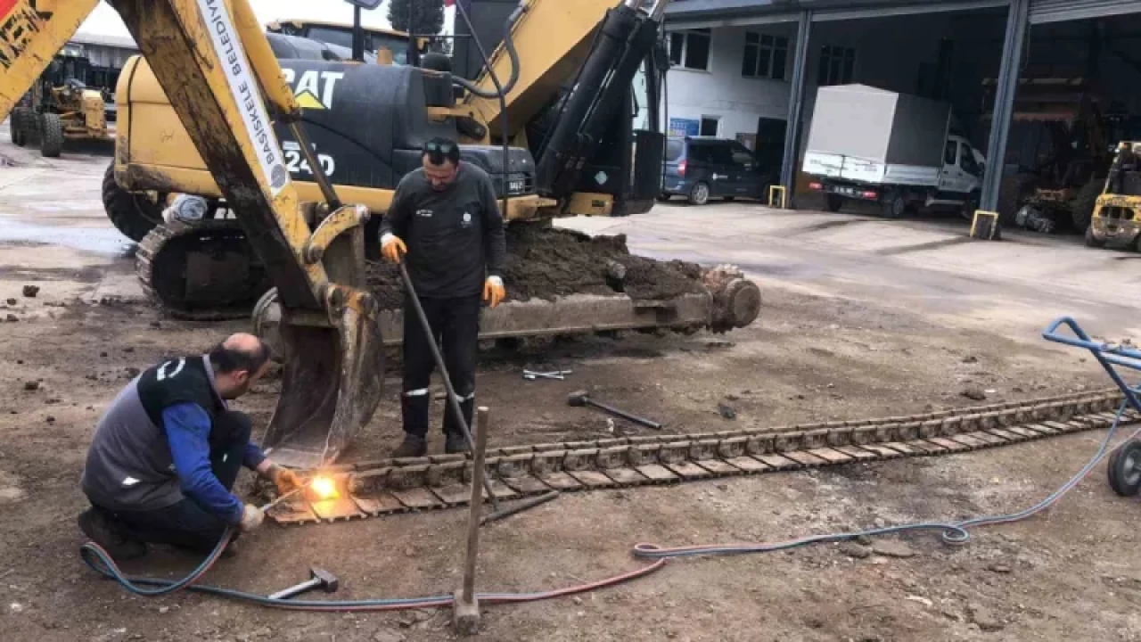 Başiskele Belediyesi Kendi Araçlarını Kendisi Tamir Ediyor...