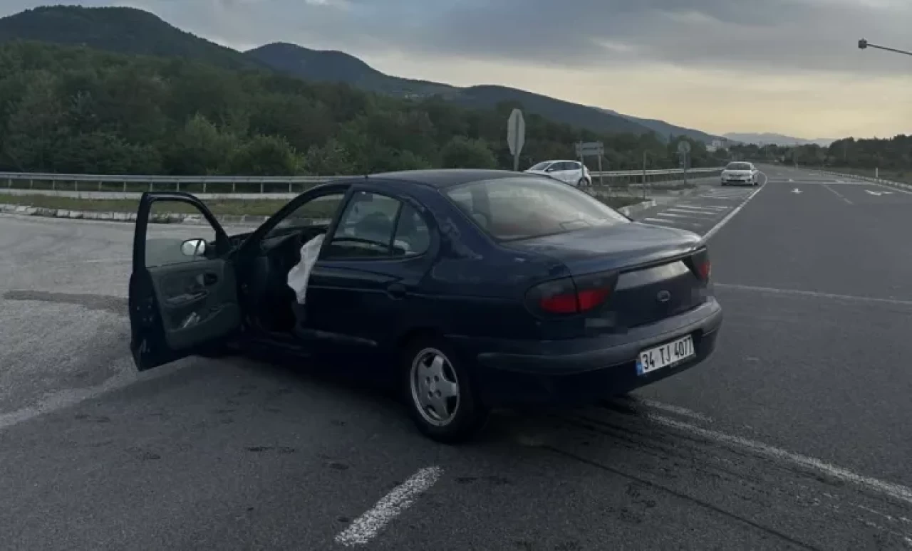 Bolu'da Kavşakta 2 Otomobil Kazası...