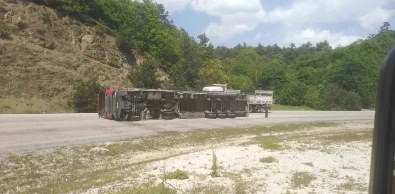 Bolu Mudurnu'da tır Kontrolden Çıkarak Devrildi...