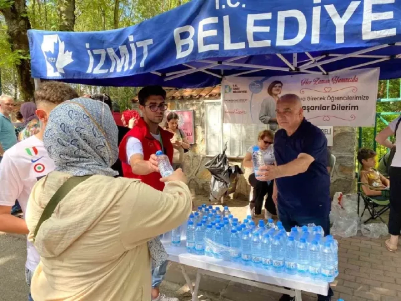 İzmit Belediyesi Sınav İçin Yanlış Okula Gelen Öğrenciyi Sınava Yetiştirdi