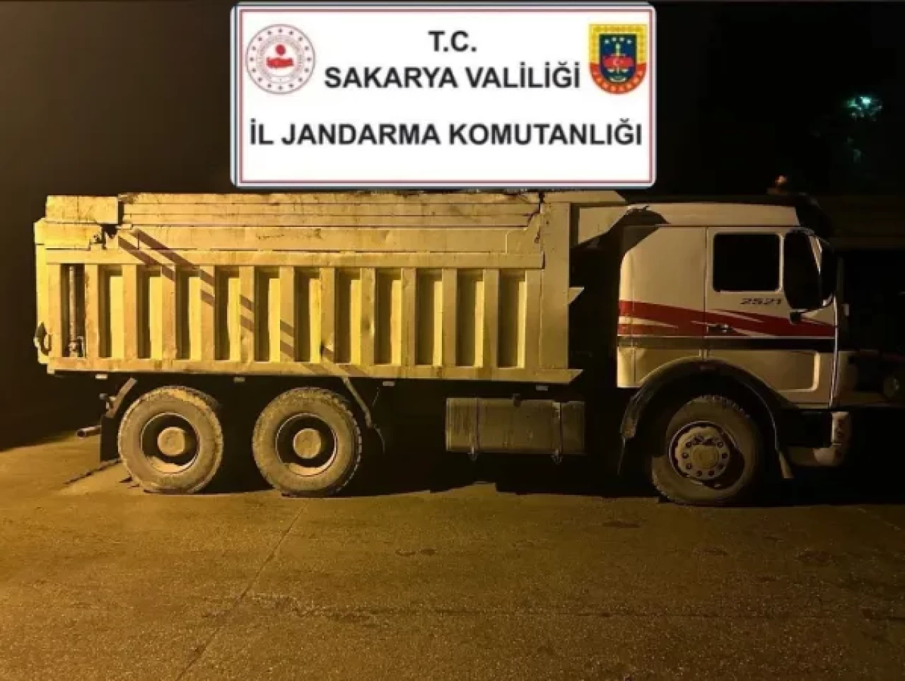 Kocaeli’den gelerek Sakarya’da kimyasal atık dökerken yakalandılar