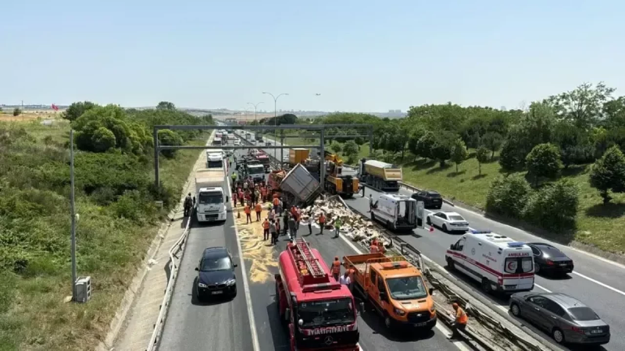 Çatalca TEM Otoyolu'nda Zincirleme Kaza... İki Kamyon Çarpıştı!