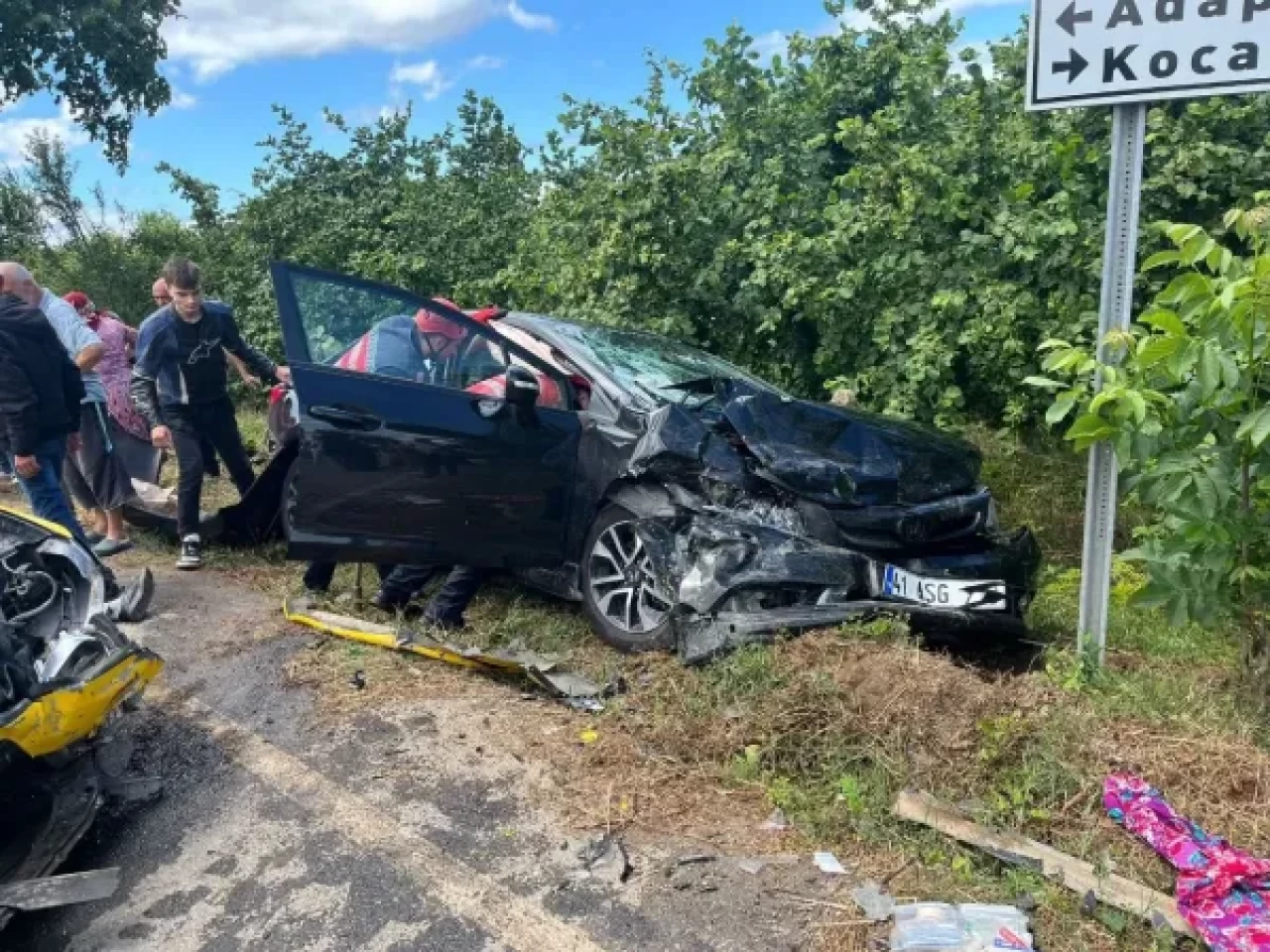 Sakarya'da araçlar Kafa Kafaya Çarpıştı!