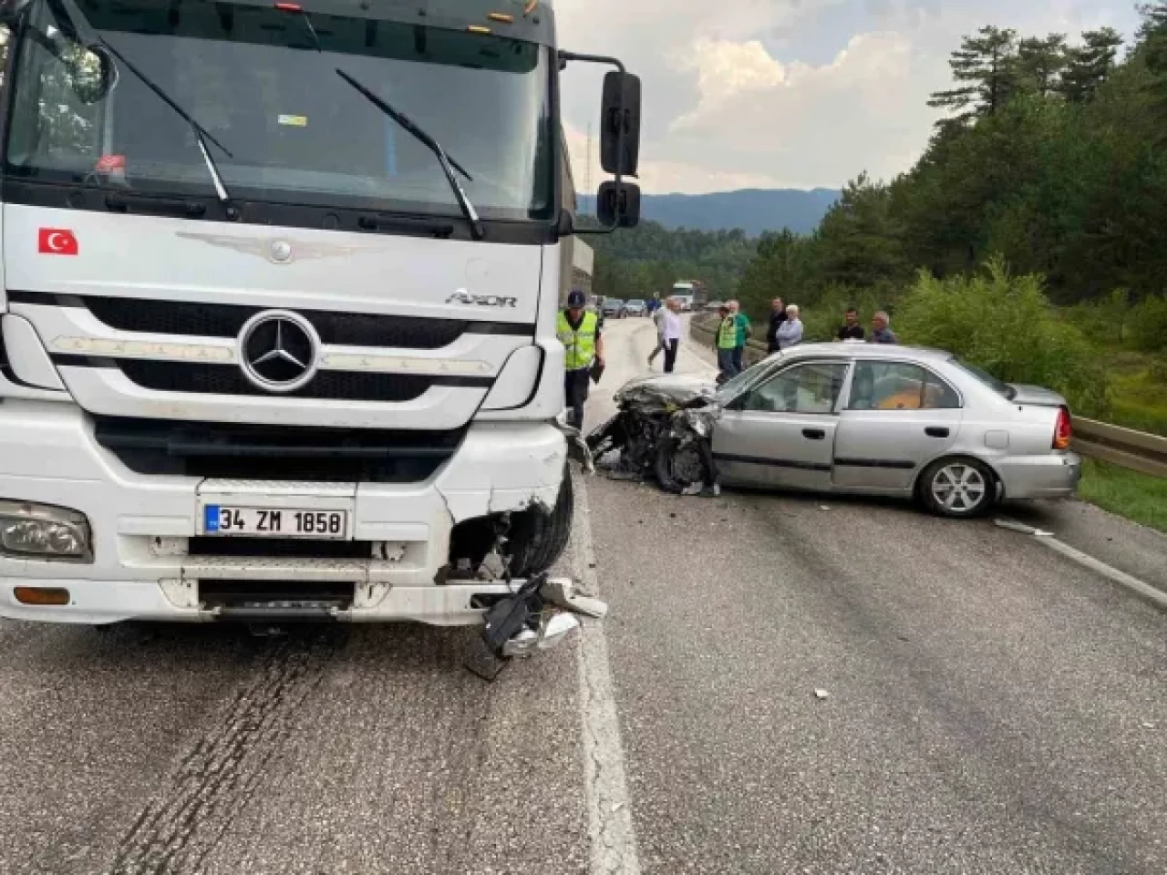 Bolu'da Kaza Otomobil Tırla Çarpıştı: 2 Yaralı