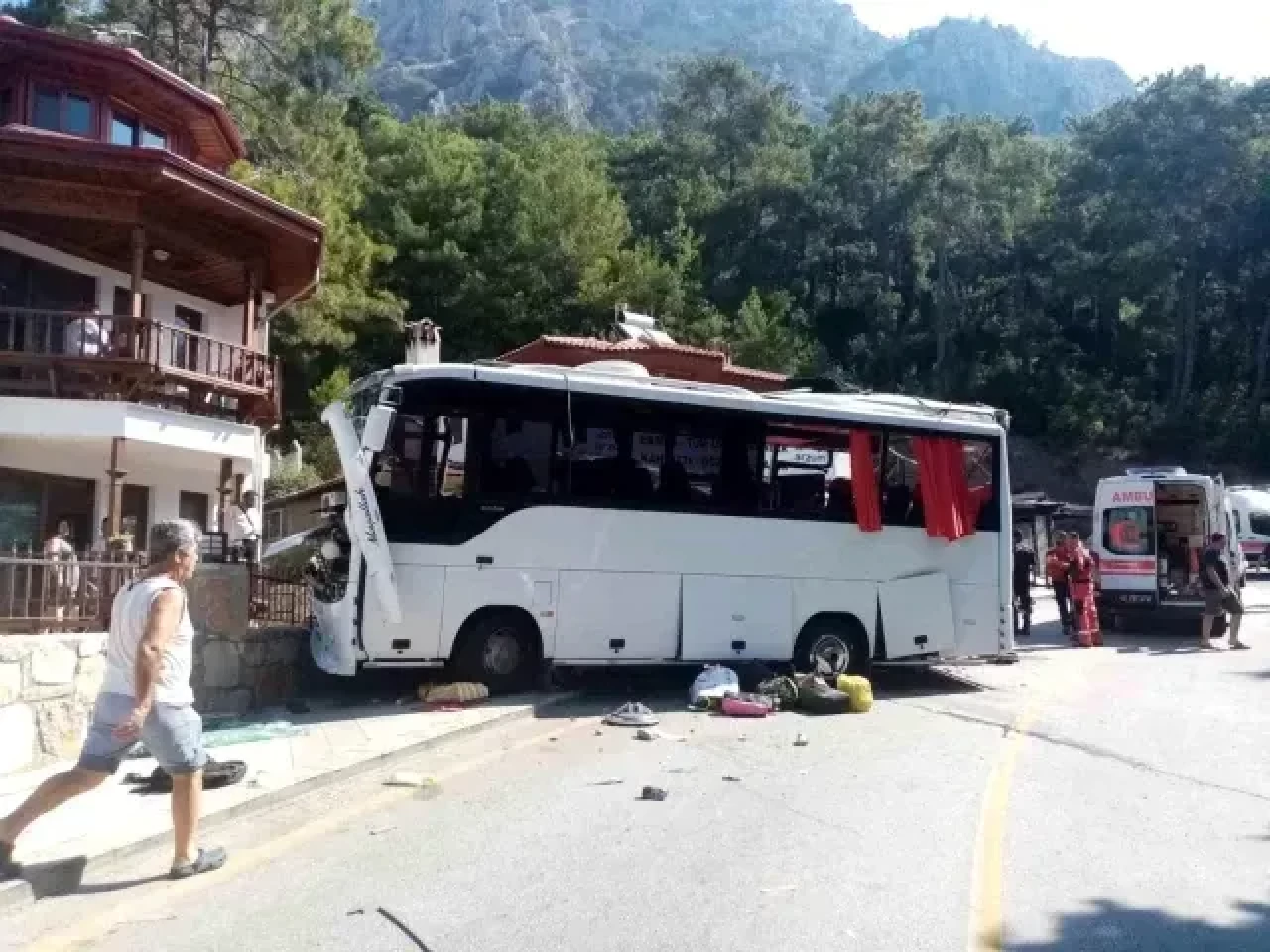 Freni Boşalan Tur Otobüsü Faciaya Yol Açtı! Detaylar Şoke Ediyor: 2 Ölü, 4 Ağır 28 Yaralı