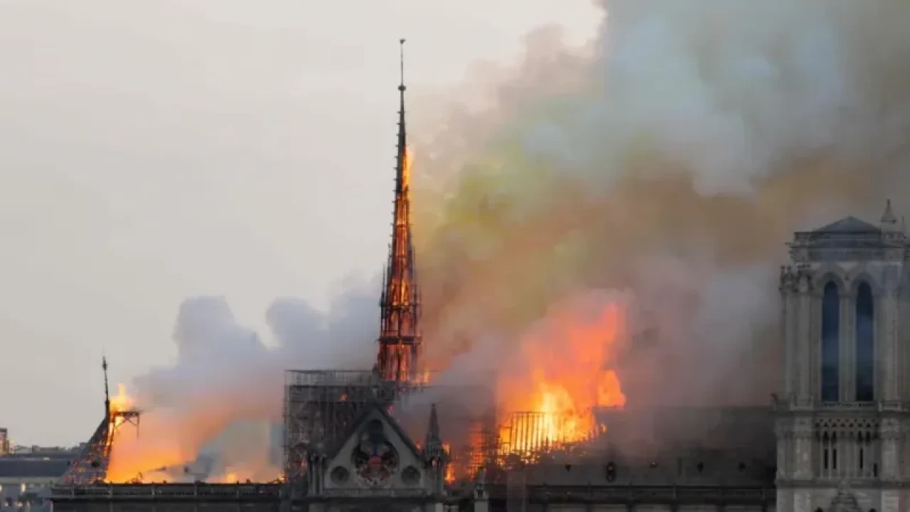 Notre Dame Neden Yandı? Sebebi