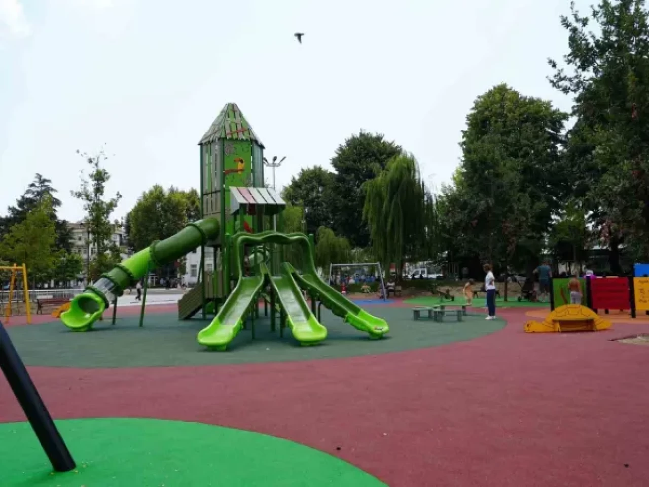 Düzce Belediyesi Melen Su Park Spor Alanları İle Millet Bahçesi Çocuk Oyun Parkı Yenileme Çalışmalarını Tamamladı