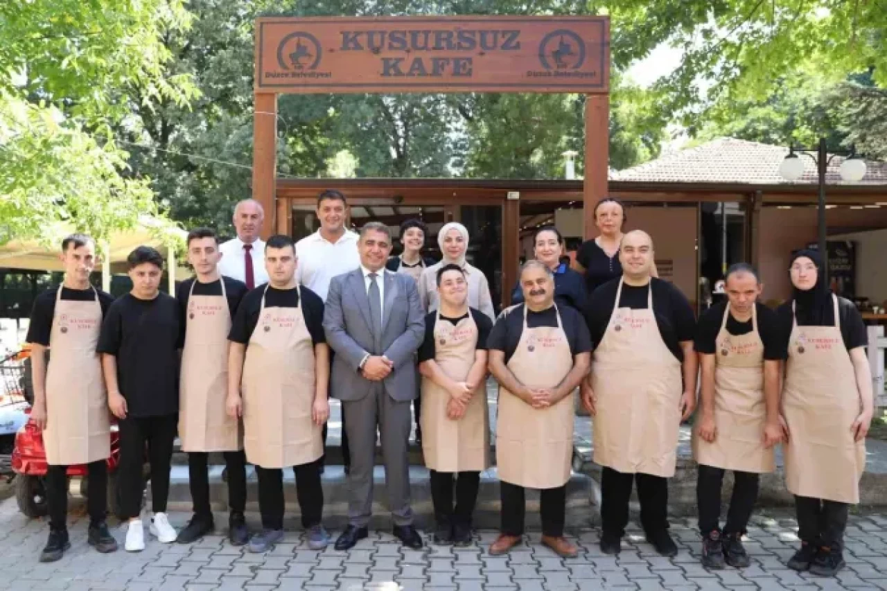 Vali Aslan Kusursuz Kafe’nin Çalışanlarıyla Bir Araya Geldi