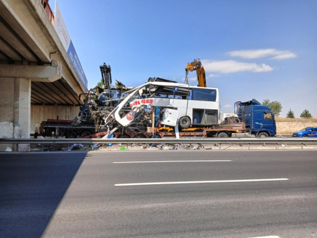 Dehşet Verici Kaza! Otobüs Köprünün Ayağından Çekilince Vahşet Ortaya Çıktı!