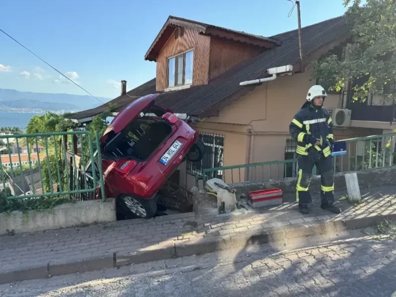 İzmit’te Dehşet Anları! Otomobil Merdivende Çakılı Kaldı, Herkesin Yüreği Ağızlarda!