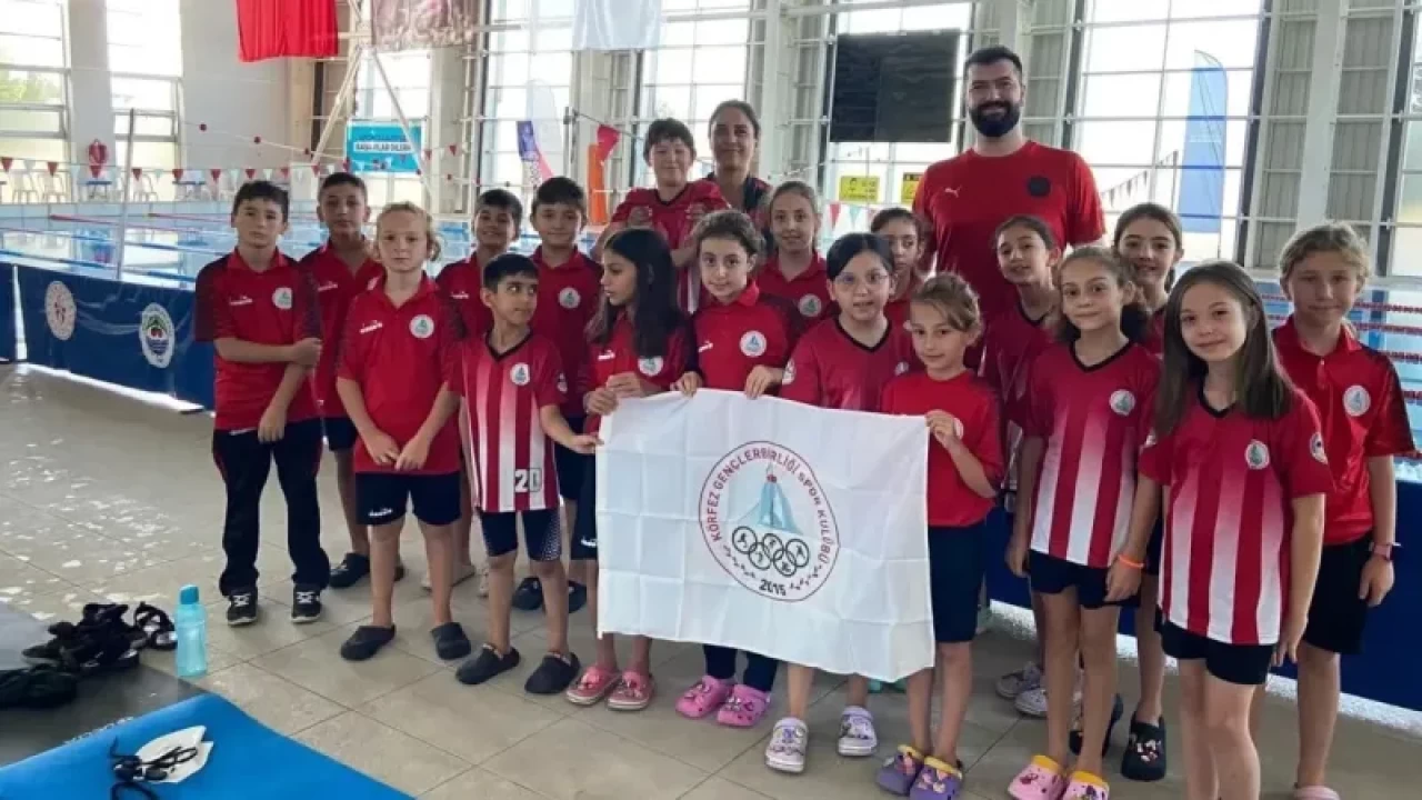 Minik Yüzücüler Hayatını Kaybeden Sporcular İçin Yüzdü