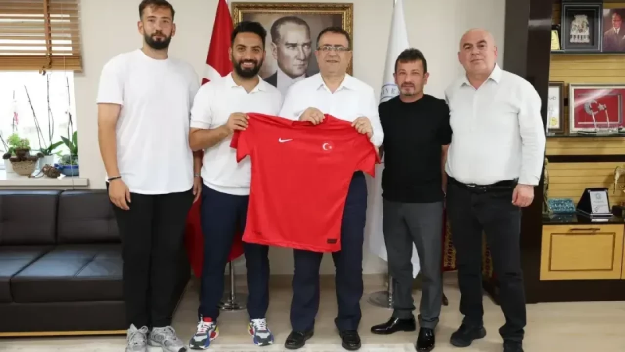 Kocaeligücüspor'dan Derince'ye Çıkartma: Başkan Gökçe'ye Destek Çağrısı!