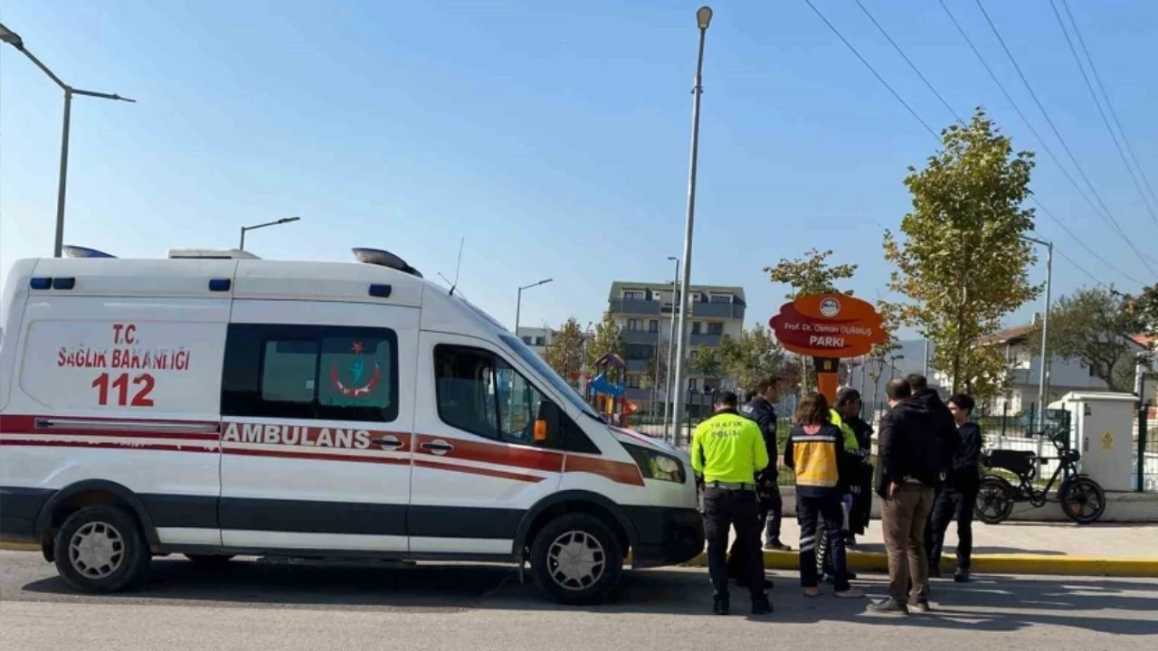 Kocaeli'de Elektrikli Bisiklet Faciası! Kaldırıma Çarptılar Hastanelik Oldular