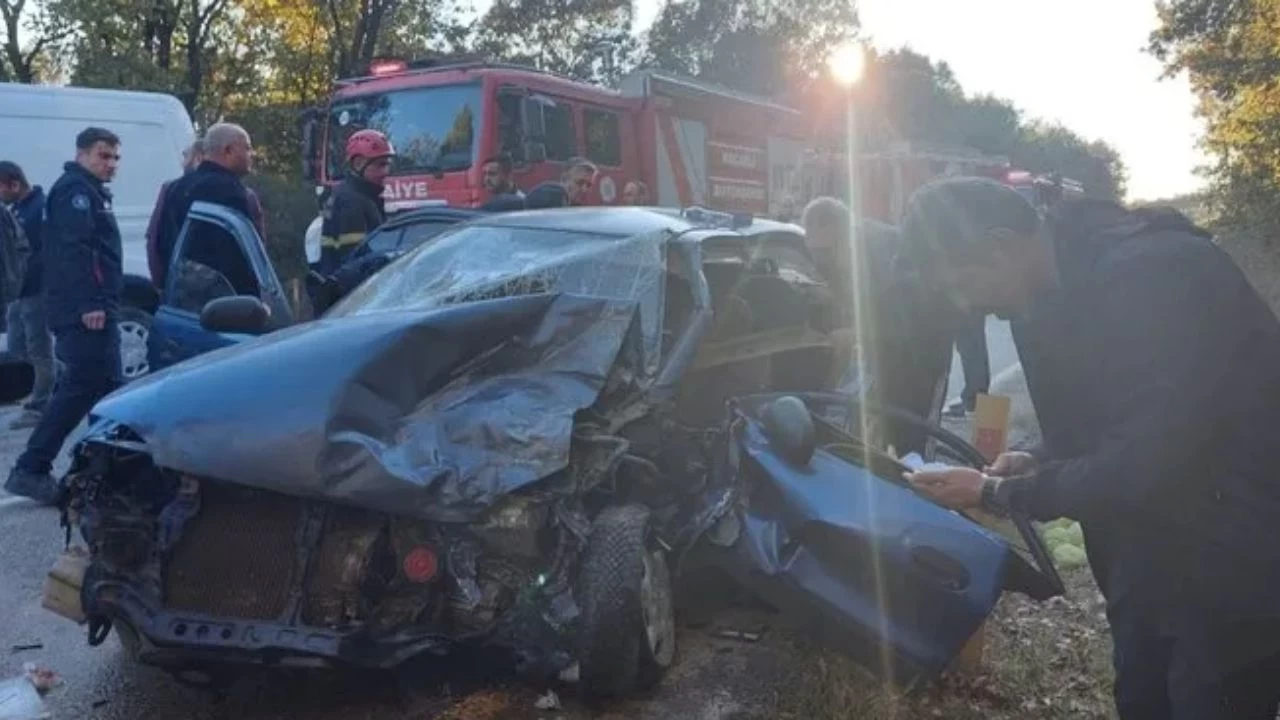 Gebze'de Feci Kaza! İki Otomobil Kafa Kafaya Çarpıştı